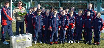 Vater hilft Sohn (Foto: nnz)