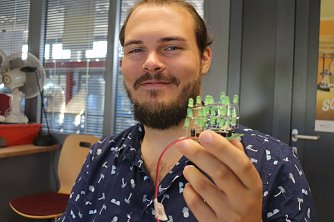 Fabian Dost zeigt eines der selbstgebauten Konstrukte, die von den Sch&uuml;lern auch mit nach Hause genommen werden k&ouml;nnen (Foto: Angelo Glashagel)