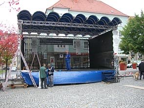 Probleme mit der B&uuml;hne (Foto: nnz)