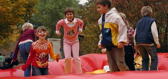Sch&uuml;ler &ouml;ffnen T&uuml;ren (Foto: nnz)