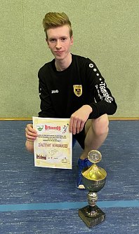 Ian Gessing spielt und Trainiert seit drei Monaten Faustball (Foto: Martin Gremmer)