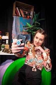 Julia (Marleen M&uuml;ller) tr&auml;umt von der Karriere als Influencerin (Foto: Theater Nordhausen/Loh-Orchester Sondershausen GmbH)