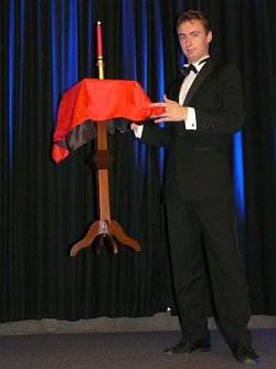 Magie f&uuml;r Haiti (Foto: Agentur)