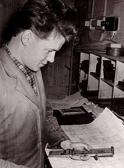 Klaus Romer als Schriftsetzer-Lehrling. Ein Leben lang blieb er dem Betrieb verbunden, erlebte H&ouml;hen und Tiefen. (Foto: privat)