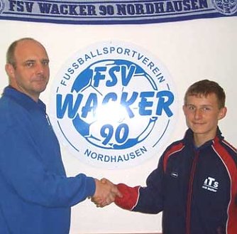 Vizepr&auml;sident Olaf Schulze verabschiedet das Talent (Foto: nnz)