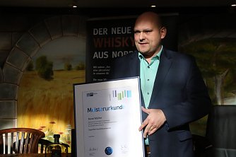 Ren&eacute; M&uuml;ller ist frischgebackener "Meisterdestillateur" (Foto: agl)