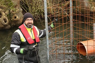 Mit dem Gitter vor dem Zulauf sollen die Biber davon abgehalten werden, den Abfluss wieder zu verstopfen (Foto: agl)