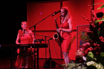 F&uuml;r die Musik sorgte die Truppe Ladytaxi, die zwar aus Berlin kommt, mit Frontfrau und Neust&auml;dterin Dr. Uta Sophie Halbritter aber S&uuml;dharzer Wurzeln hat. (Foto: agl)