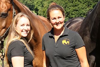 Julia (links) und Franziska dienen als &Uuml;bersetzer zwischen Mensch und Tier und sorgen auch f&uuml;r den "Alltagstransfer" des Erlebten (Foto: agl)