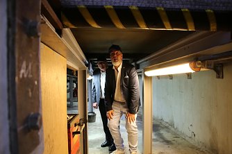 Den Einblick hat auch ein Verkehrsminister nicht alle Tage, Sch&uuml;tze besah sich die Stra&szlig;enbahn auch von unten (Foto: agl)