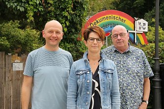 Auch in schweren Zeiten geht es am &ouml;kumensichen Kindergarten weiter, verischert die Hausleitung. v.l.: Thomas G&uuml;nther, Elke Gulden und Norbert Klodt (Foto: ykh)