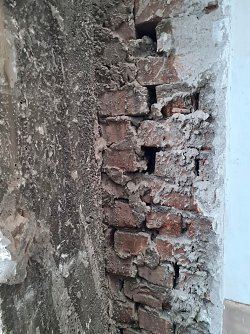 Die Innenmauern sind an vielen Stellen, wie auf diesem Foto zu sehen, schon beim Bau nicht fachm&auml;nnisch ausgef&uuml;hrt worden.  (Foto: SWG Nordhausen/ S.Schedwill)