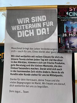 Der Zettel informiert die Kunden am Eingang, dass der Markt weiter ge&ouml;ffnet bleibt.  (Foto: ssc)