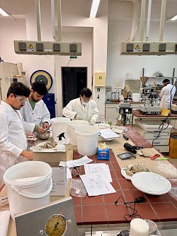 Im Workshop Regypsathon untersuchen Studierende der Hochschule Nordhausen praktische Ans&auml;tze zum Recycling von Gipskartonplatten. (Foto: Hochschule Nordhausen)