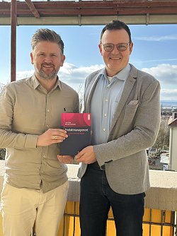 Professor Lutz G&ouml;cke (links), Professur f&uuml;r Allgemeine BWL, insbesondere Digitales Management stellt Hochschulpr&auml;sidenten Professor J&ouml;rg Wagner das neu erschienene Lehrbuch zum "Produktmanagement" vor.  (Foto: Hochschule Nordhausen/Lutz G&ouml;cke)