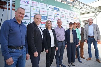 Vereinschef Dirk Wackerhagen (Mitte) hatte Sponsoren von der Sparkasse, Volksbank und Feuer Powertrain sowie Vertreter von der Gemeinde, Schirmherr Matthias Jendricke und Sportkoordinator Werner H&uuml;ttcher zum Pressegespr&auml;ch nach Niedersachswerfen eingeladen. (Foto: ssc)