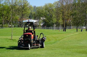Rasenpflege steht hier t&auml;glich auf dem Programm. (Foto: Susanne Schedwill)