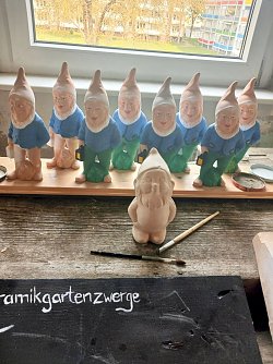 Die Zwergenwerkstatt im Blumenblock. Ein ungebranntes Exemplar ist verschwunden.  (Foto: Ren&eacute; Wei&szlig;bach)