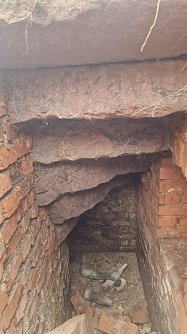 Ein Treppe aus Sandstein ist noch gut zu erkennen (Foto: agl)