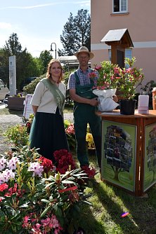 Rhododendronk&ouml;nigin Marie und Christian August von der gleichnamigen Ellricher Baumschule.  (Foto: Janet Lie&szlig;mann)