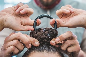 Nur die eigenen Haare halten die K&uuml;nstlerin. (Foto: Jakub Du�ek)