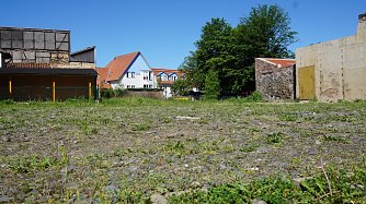 Auf dem bis jetzt noch leeren Grundst&uuml;ck in der Ellricher Innenstadt soll der Hort gebaut werden. (Foto: ssc)