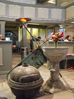 Kirchenkugel samt Wetterfahne der St. Laurentius Gemeinde Sundhausen (Foto: Angelo Glashagel)