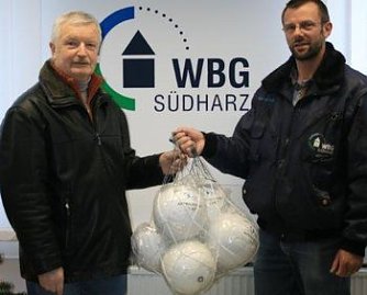 B&auml;lle &uuml;bergeben (Foto: WBG)