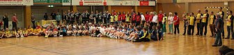Bild: Die versammelten Mannschaften