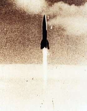 Bild: Der erste sowjetische Start einer (sowjetischen V2) R1 gelang am 18. Oktober 1947 um 10:47 Uhr Ortszeit.