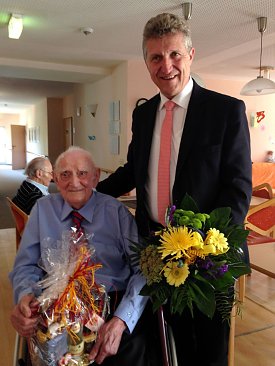 Bild: Oberb&uuml;rgermeister Zeh gratuliert Machlitt zum 100j&auml;hrigen