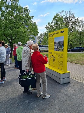 Bild: Ein &auml;lteres Paar liest an einer der IBA-Ausstellungstafeln in Nordhausen-Nord.