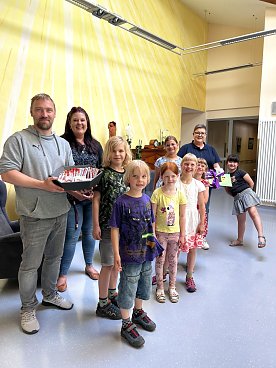 Bild: Sch&uuml;lerinnen und Sch&uuml;ler der Evangelischen Grundschule Nordhausen haben dasHospiz in Neustadt besucht und selbst gemalte Bilder &uuml;bergeben. Die kleinen Kunstwerkewerden k&uuml;nftig die Flure und Gemeinschaftsr&auml;ume des Hauses schm&uuml;cken.