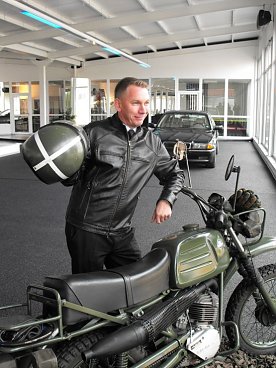 Bild: Autonarr Oliver W&ouml;nnmann mit seinem Motorrad