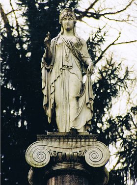 Bild: Statue der Spes &uuml;ber der Grabst&auml;tte der Humboldts in Tegel