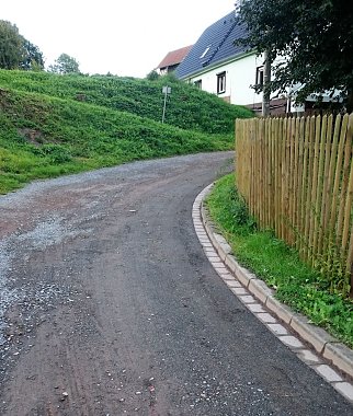 Bild: Wurde aufgef&uuml;llt: die Pfarrgasse in Appenrode.