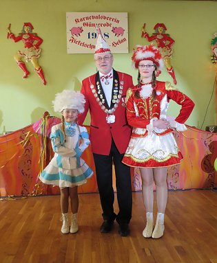 Bild: Fickelschw&auml;nze Helau � so schallt es auch dieses Jahr wieder durch die S&auml;le und Gastst&auml;tten, in die der G&uuml;nzer&ouml;der Carneval Verein einkehrt.
