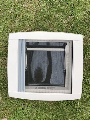Dachluke mit Verdunklung und Fliegengitter (Foto: )