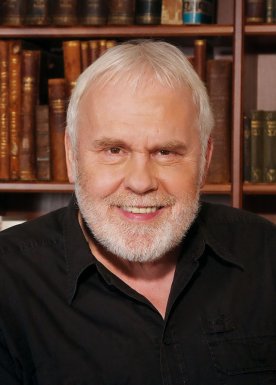 Bild: Gunter Emmerlich wird bei seiner Lesung von der Orgel begleitet