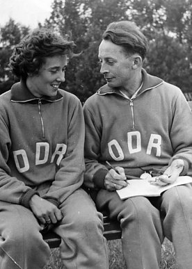 Bild: Ulla Donath im Gespr&auml;ch mit Ewald Mertens, um 1955