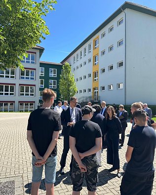 Bild: Bildungsminister Christian Tischner besuchte k&uuml;rzlich die Regelschule in Ellrich. .