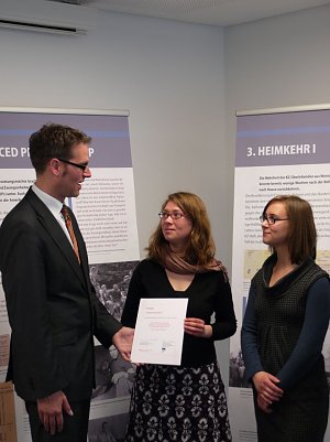 Dr. Michael Grisko &uuml;bergibt den Preis an Annika Schulte und Johanna Lehmann (Foto: Angelo Glashagel)