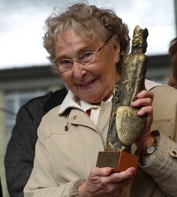 Frau Schirmer war sichtlich erfreut  (Foto: Angelo Glashagel)