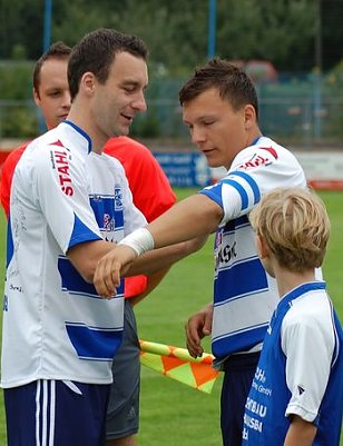 Teichmann bekommt von Sven Pistorius die Kapit&auml;nsbinde &uuml;berreicht (Foto: Wacker Nordhausen)