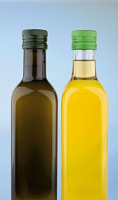 Lichtkontakt kann &Ouml;le ranzig werden lassen. Dunkle Flaschen sch&uuml;tzen besser. (Foto: Stiftung Warentest)