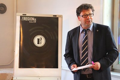 B&uuml;rgermeister Frank Rosteck erl&auml;utert das Konzept zur Altstadtrettung (Foto: Angelo Glashagel)
