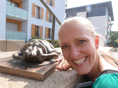Leiterin des Plasma Service Europe, Aileen Borack mit dem j&uuml;ngsten Treppenk&auml;fer "Plasmolino" (Foto: Jugendsozialwerk)