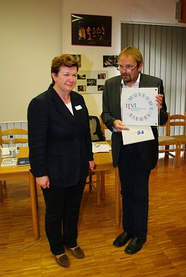 &Uuml;bergabe des Museumssiegels an Flohburg Leiterin Dr. Cornelia Klose (Foto: Museumsverband Th&uuml;ringen)