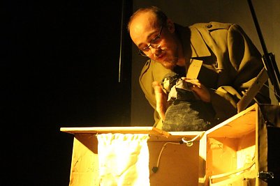 Valer&aacute;n Sabourin gab zur Ausstellungser&ouml;ffnung eine kleine Kostprobe (Foto: Angelo Glashagel)