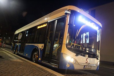 Von seinem Dieselpendant kaum zu unterscheiden - der Elektrobus (Foto: Angelo Glashagel)